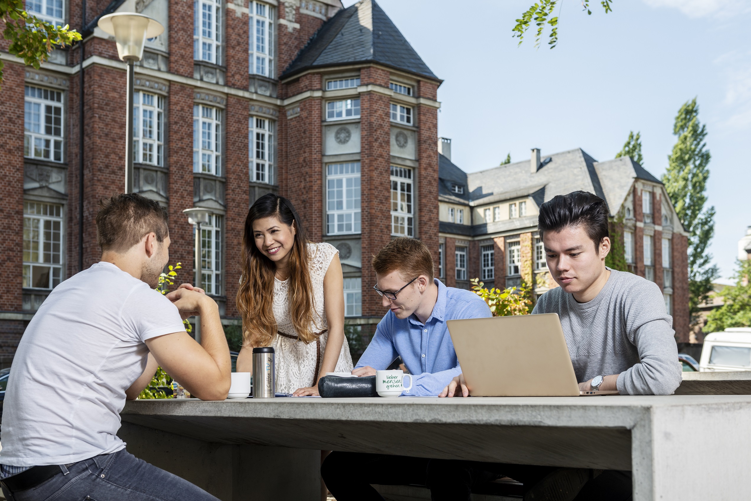 Studenten sitzen vor Biomensa