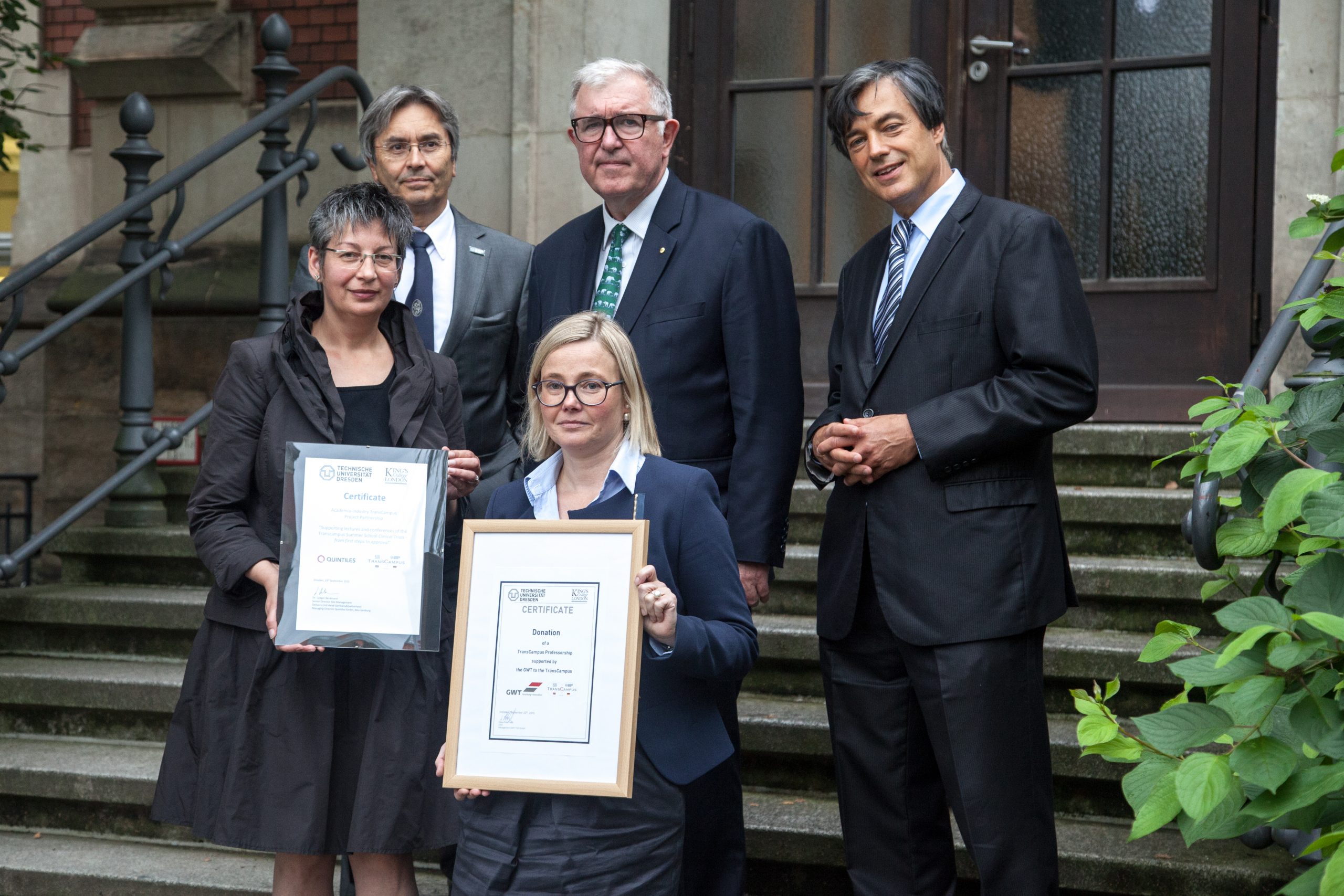 Hans Müller-Steinhagen, Ed Byrn et al. after the signature of the memorandum of understanding